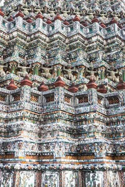 Demone statue custodi che decorano il tempio buddista Wat Arun i — Foto Stock