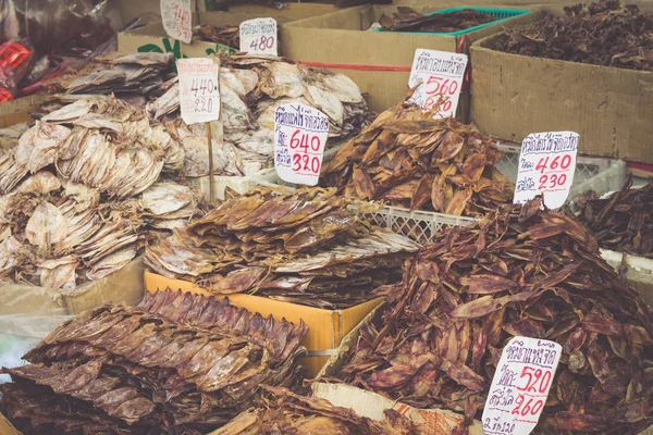 Thais eten verkopen in straatmarkt, Thailand — Stockfoto