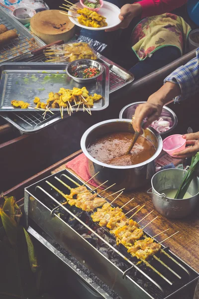 Jídlo v damnoen saduak plovoucí trh poblíž bangkok, Thajsko — Stock fotografie