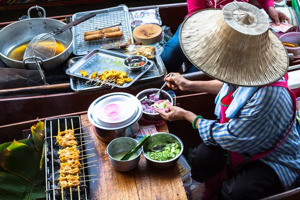 Jídlo v damnoen saduak plovoucí trh poblíž bangkok, Thajsko — Stock fotografie