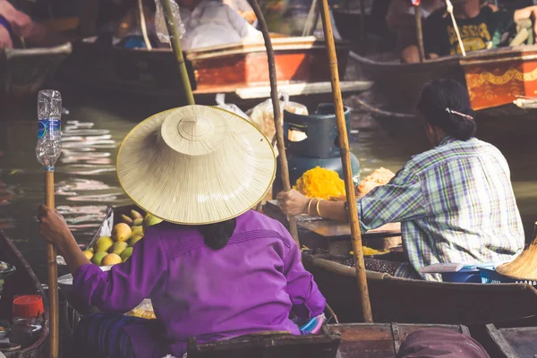 Damnoen saduak schwimmender Markt in ratchaburi bei bangkok, thail — Stockfoto