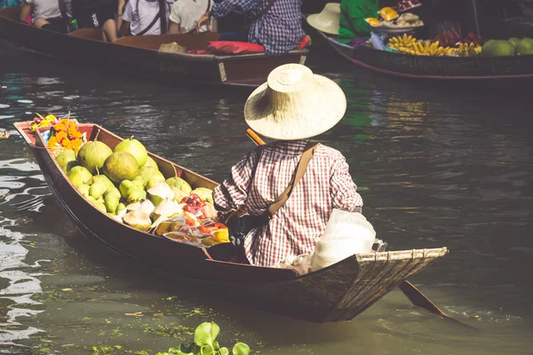 Tradiční plovoucí trh damnoen saduak poblíž bangkok — Stock fotografie