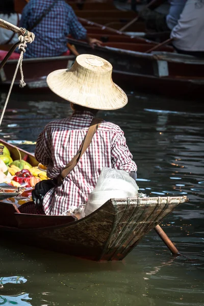 Tradiční plovoucí trh damnoen saduak poblíž bangkok — Stock fotografie