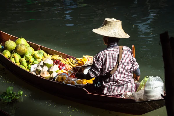 Marché flottant traditionnel à Damnoen Saduak près de Bangkok — Photo