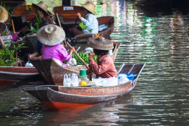 Tayland 'da Bangkok yakınlarında Damnoen Saduak Yüzen Pazarı