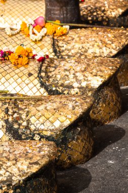 Buda ayak Tapınağı Wat Intharawihan büyük önünde duran