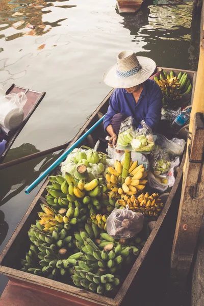 Damnoen Saduak plovoucí trh ve městě Ratchaburi poblíž Bangkok, Thail — Stock fotografie