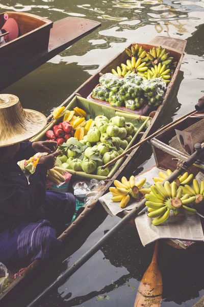 Damnoen Saduak plovoucí trh ve městě Ratchaburi poblíž Bangkok, Thail — Stock fotografie