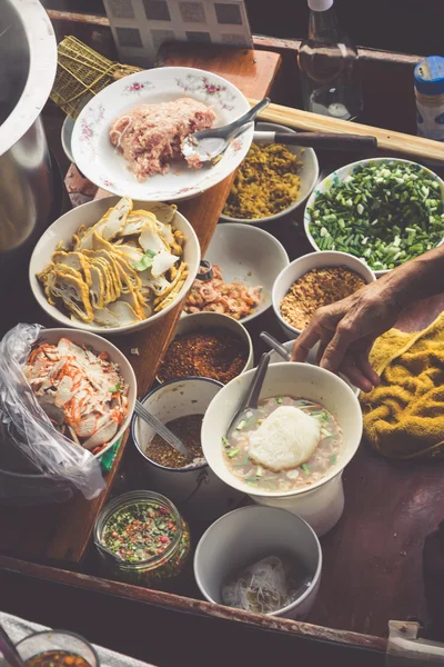 Thajské jídlo. Kořeněné jídlo v Damnoen Saduak plovoucí trh poblíž Ban — Stock fotografie
