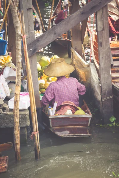 Traditioneller schwimmender markt in damnoen saduak bei bangkok — Stockfoto