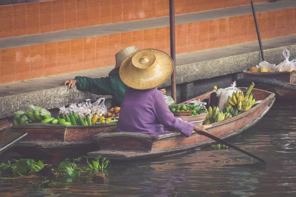 Tradiční plovoucí trh damnoen saduak poblíž bangkok — Stock fotografie