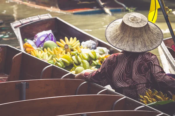 Tradiční plovoucí trh damnoen saduak poblíž bangkok — Stock fotografie