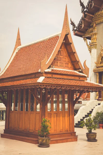 Wat Intharawihan buddhist temple in Bangkok holds the tallest st — Stock Photo, Image