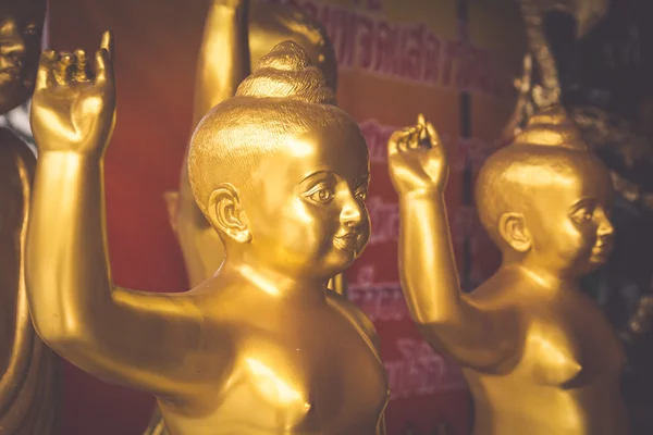 Statue de Bouddha d'or dans le Wat Intharawihan à Bangkok, Thaïlande — Photo