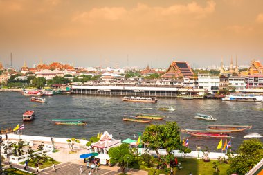 Bangkok-Aralık 13,2013: Wat Arun ve C tapınakları manzaraya