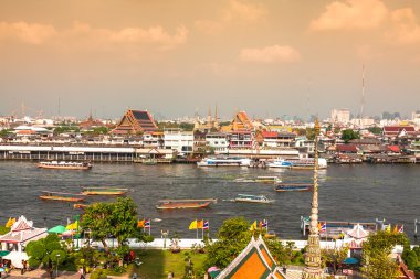 Bangkok-Aralık 13,2013: Wat Arun ve C tapınakları manzaraya