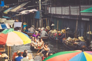 Tayland Damnoen Saduak - Aralık 14,2014: Damnoen Saduak Floa