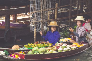 Tayland Damnoen Saduak - Aralık 14,2014: Damnoen Saduak Floa