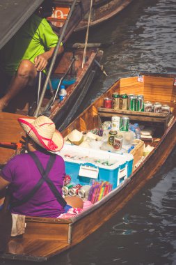 Tayland Damnoen Saduak - Aralık 14,2014: Damnoen Saduak Floa