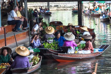 Tayland Damnoen Saduak - Aralık 14,2014: Damnoen Saduak Floa