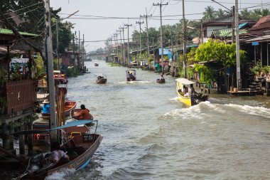 Tayland Damnoen Saduak - Aralık 14,2014: Damnoen Saduak Floa