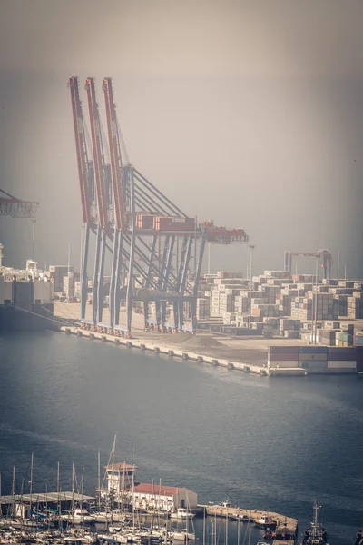 MALAGA, ESPAÑA - 2 DE MAYO: Terminal de contenedores en el puerto industrial — Foto de Stock