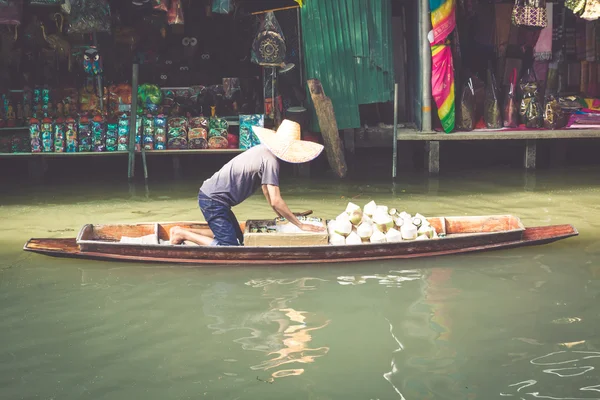 TAILANDIA DAMNOEN SADUAK - 14 DE DICIEMBRE DE 2014: Damnoen Saduak Floa — Foto de Stock