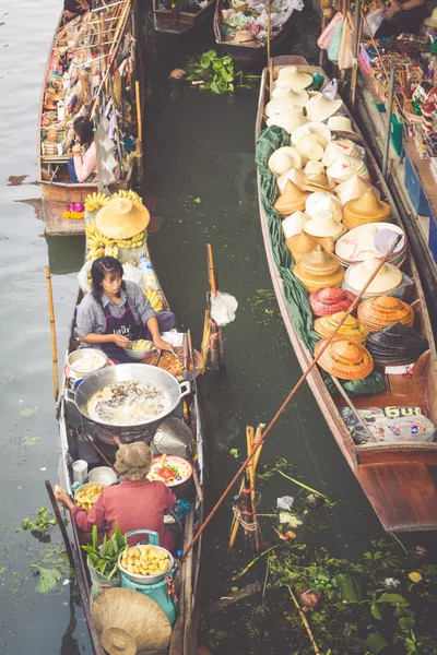 THAILAND DAMNOEN SADUAK - 14 de dezembro de 2014: Damnoen Saduak Floa — Fotografia de Stock