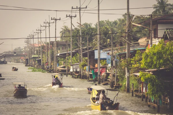 THAILAND DAMNOEN SADUAK - 14 ДЕКАБРЯ 2014: Damnoen Saduak Floa — стоковое фото