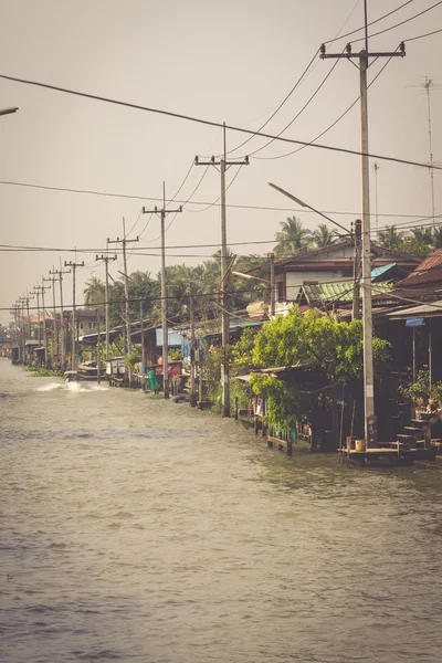 THAILAND DAMNOEN SADUAK - 14 ДЕКАБРЯ 2014: Damnoen Saduak Floa — стоковое фото