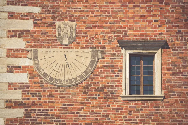 Sandomierz, cidade na Polónia. Câmara Municipal velha relógio de sol . — Fotografia de Stock