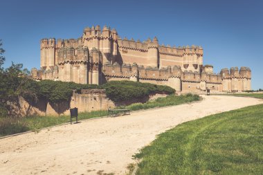 bir sur inşa Coca Kalesi (castillo de coca) olduğunu