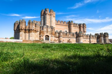 bir sur inşa Coca Kalesi (castillo de coca) olduğunu