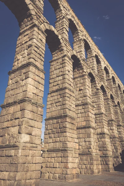 O famoso aqueduto antigo em Segóvia, Castela e Leão, Espanha — Fotografia de Stock