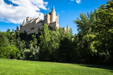 Segovia, İspanya. Ünlü Alcazar Segovia, dışarı bir r üzerinde yükselen