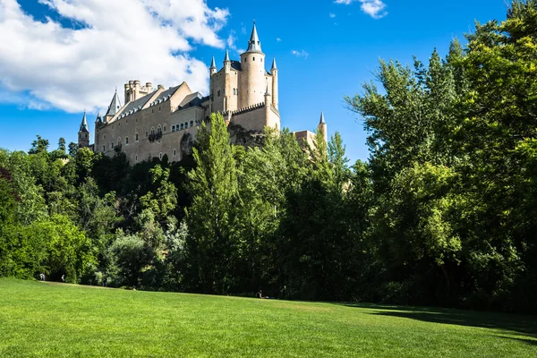 Segovia, España. El famoso Alcázar de Segovia, levantándose en un r —  Fotos de Stock