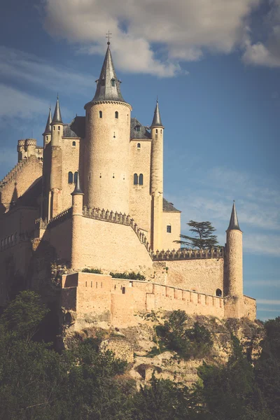 Segovia, Spain. The famous Alcazar of Segovia, rising out on a r — Stock Photo, Image