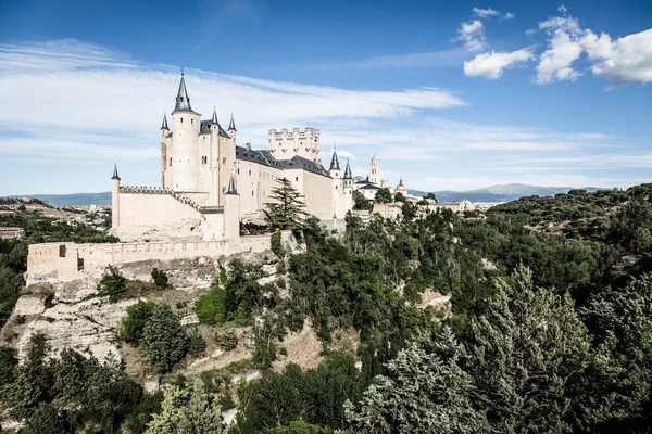 Segovia, España. El famoso Alcázar de Segovia, levantándose en un r — Foto de Stock