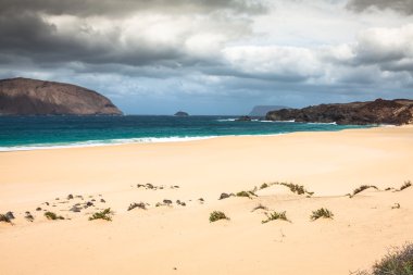 La Graciosa, yakınındaki küçük bir ada üzerinde güzel bir plaj las conchas 