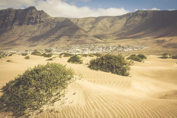 Kum tepeleri Famara plajda, Lanzarote — Stok fotoğraf