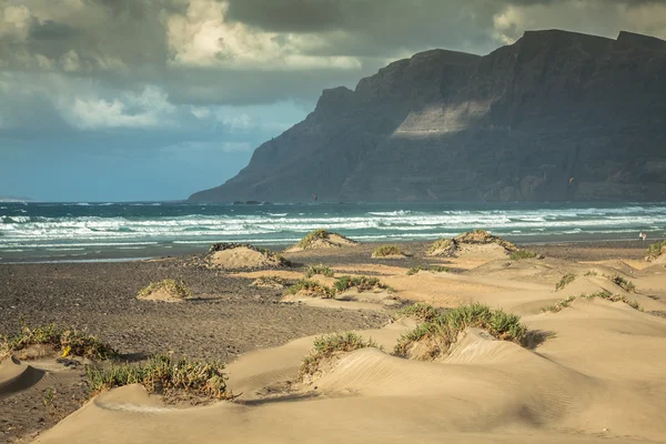 Παραλία ακτή του Famara, νησί Lanzarote, Κανάρια νησιά, Ισπανία — Φωτογραφία Αρχείου