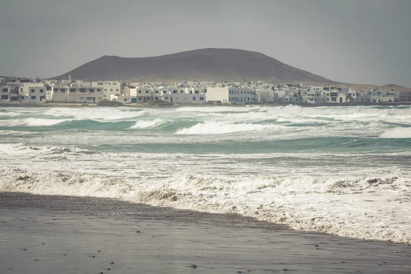 海岸の Famara ビーチ、ランサローテ島、カナリア諸島、スペイン — ストック写真