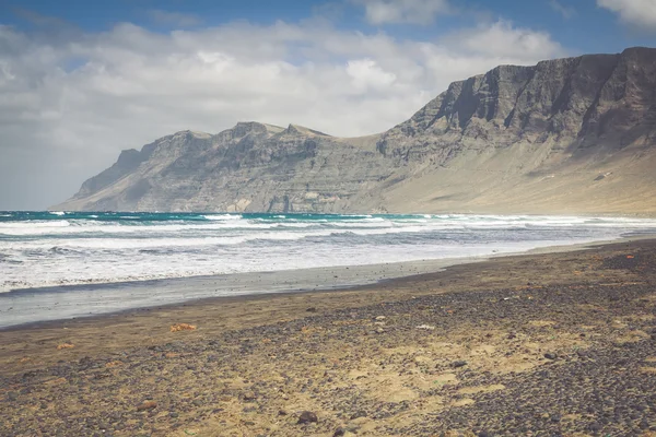 Costa da Praia de Famara, Ilha Lanzarote, Ilhas Canárias, Espanha — Fotografia de Stock