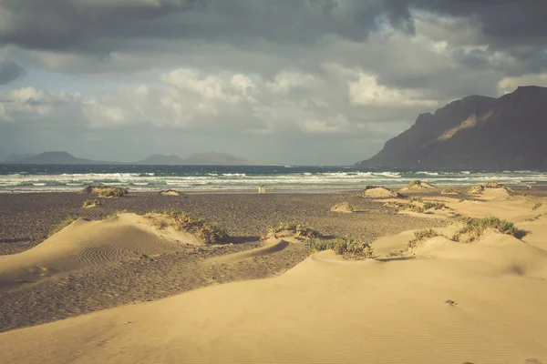 Παραλία ακτή του Famara, νησί Lanzarote, Κανάρια νησιά, Ισπανία — Φωτογραφία Αρχείου