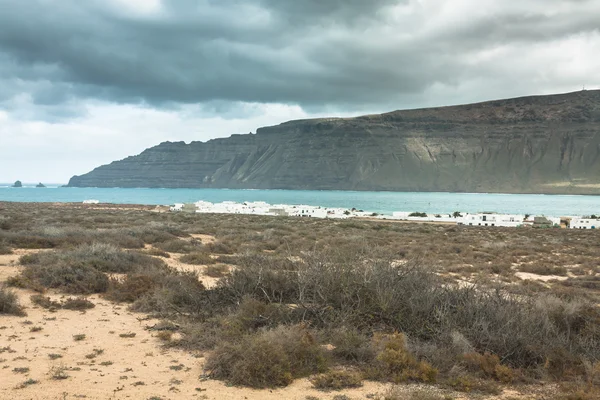 Famara falésias em Lanzarote de Isla Graciosa, Ilhas Canárias, S — Fotografia de Stock