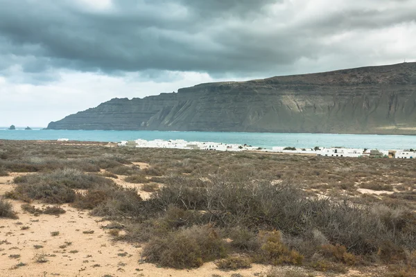 Famara klippen in lanzarote von isla graciosa, kanarische inseln, s — Stockfoto