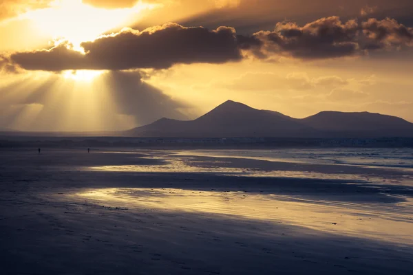 Kust van Famara beach, eiland Lanzarote, Canarische eilanden, Spanje — Stockfoto