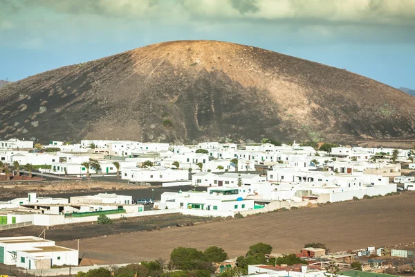 Vacker by yaiza med utsikt till vulkanerna i lanzarote — Stockfoto