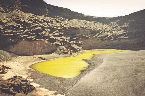 Laguna Verde en El Golfo, Lanzarote, Islas Canarias, España . —  Fotos de Stock