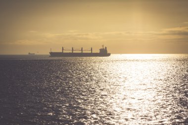 nakliye, kargo konteyner gemi limandan